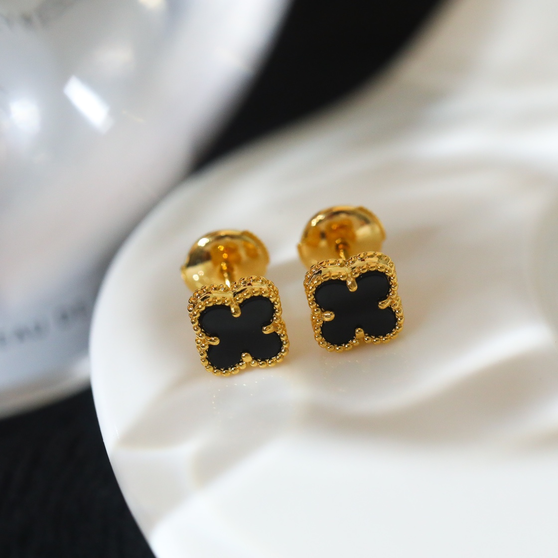 Van Cleef & Arpels Sweet Alhambra Earstuds Yellow Gold, Onyx