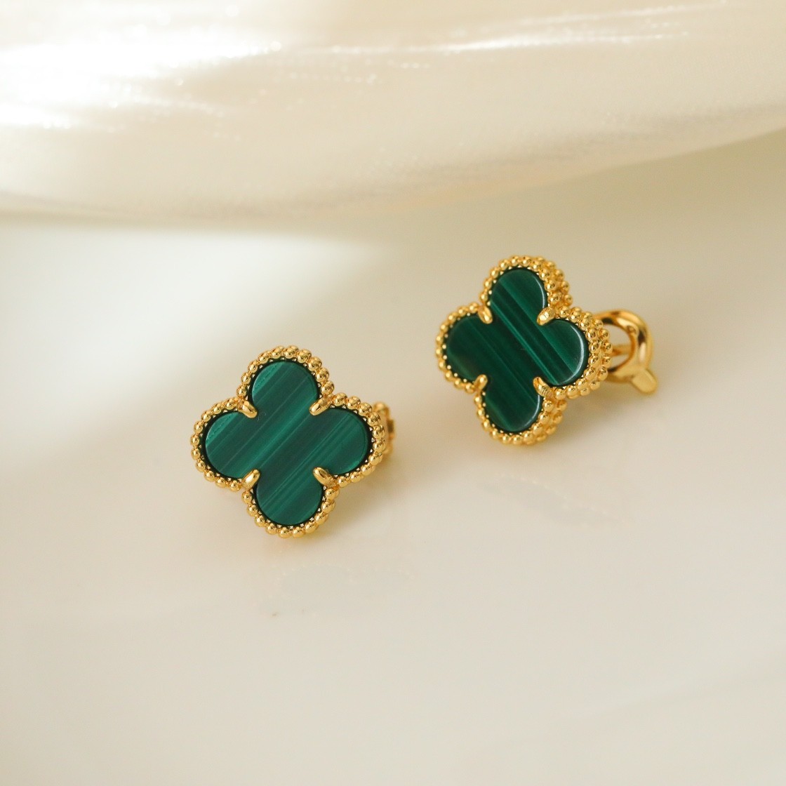 Van Cleef & Arpels Vintage Alhambra Earrings Yellow Gold, Malach