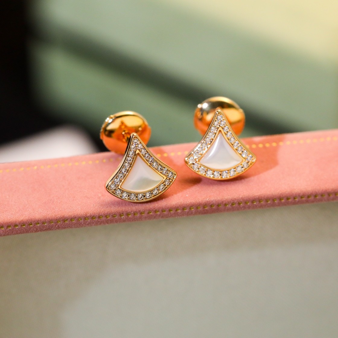 Bulgari Diva's DREAM Stud Earrings Rose Gold With Mother-of-pear