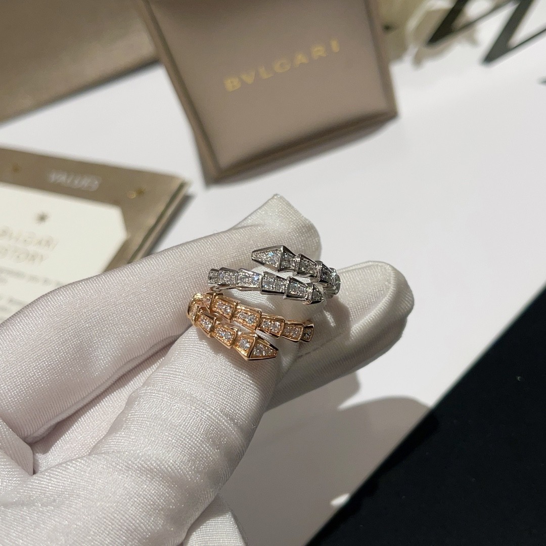 Bulgari Serpenti Viper 18k gold ring set with pavé diamonds