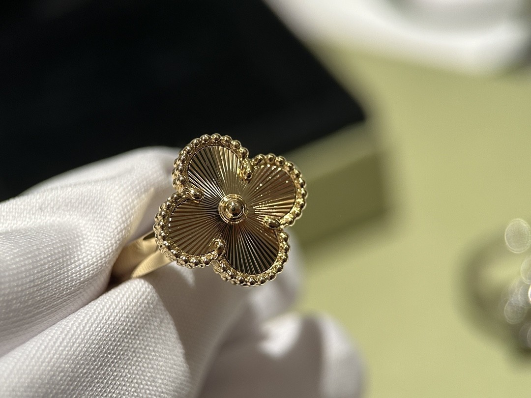 Van Cleef & Arpels Vintage Alhambra ring 18k Gold