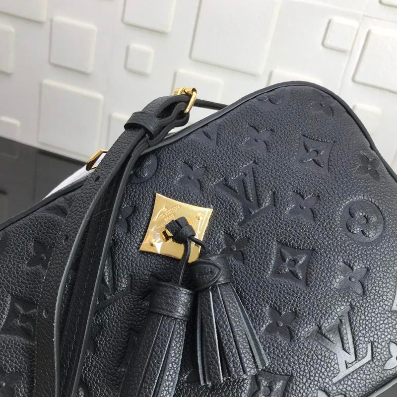 Louis Vuitton M44593 Saintonge